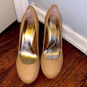 Tahari Tan heel